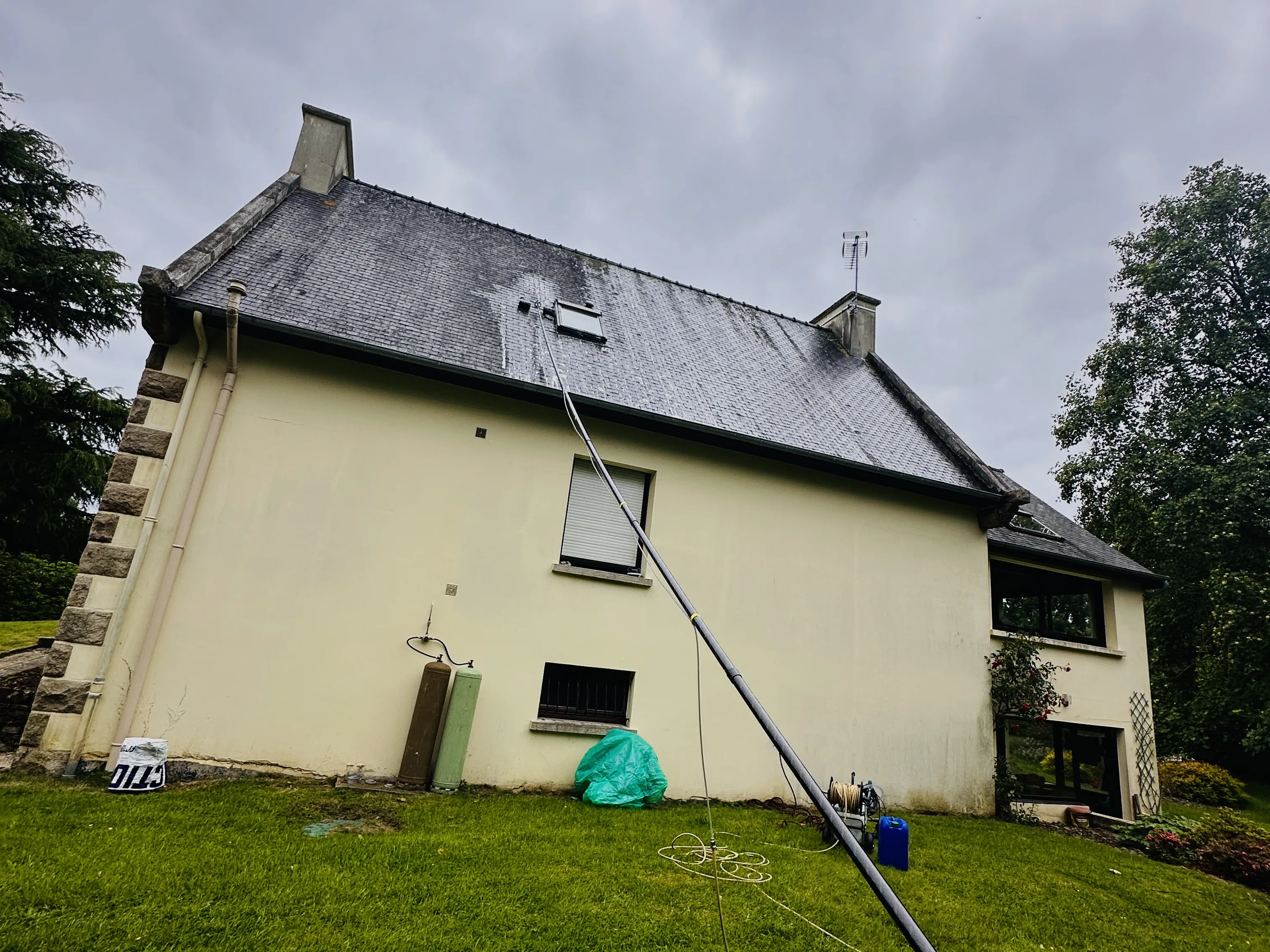 Démoussage professionnel d'une toiture en ardoise près de Dinan